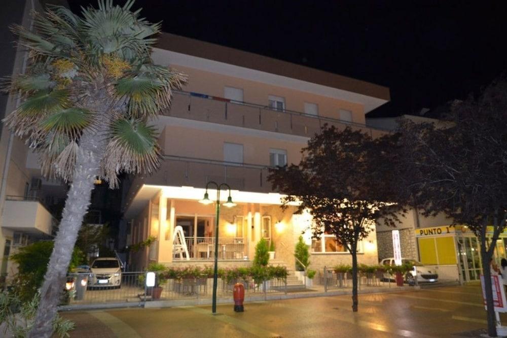 Albergo Larenzia Cattolica Bagian luar foto