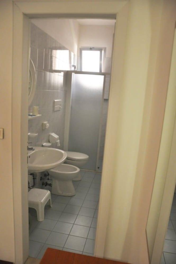 Albergo Larenzia Cattolica Bagian luar foto