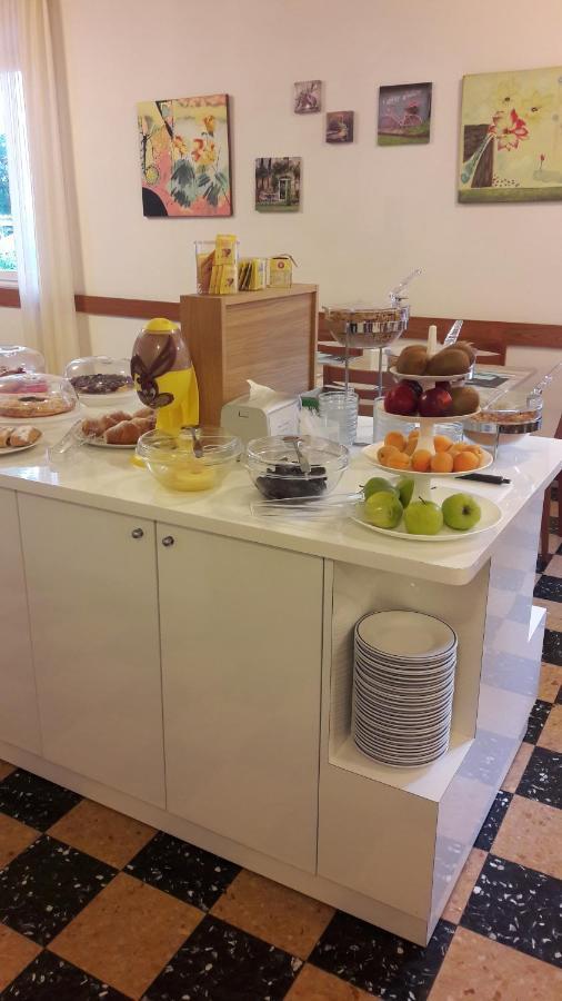 Albergo Larenzia Cattolica Bagian luar foto