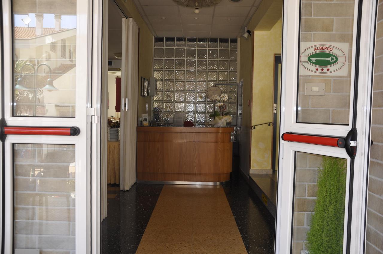 Albergo Larenzia Cattolica Bagian luar foto