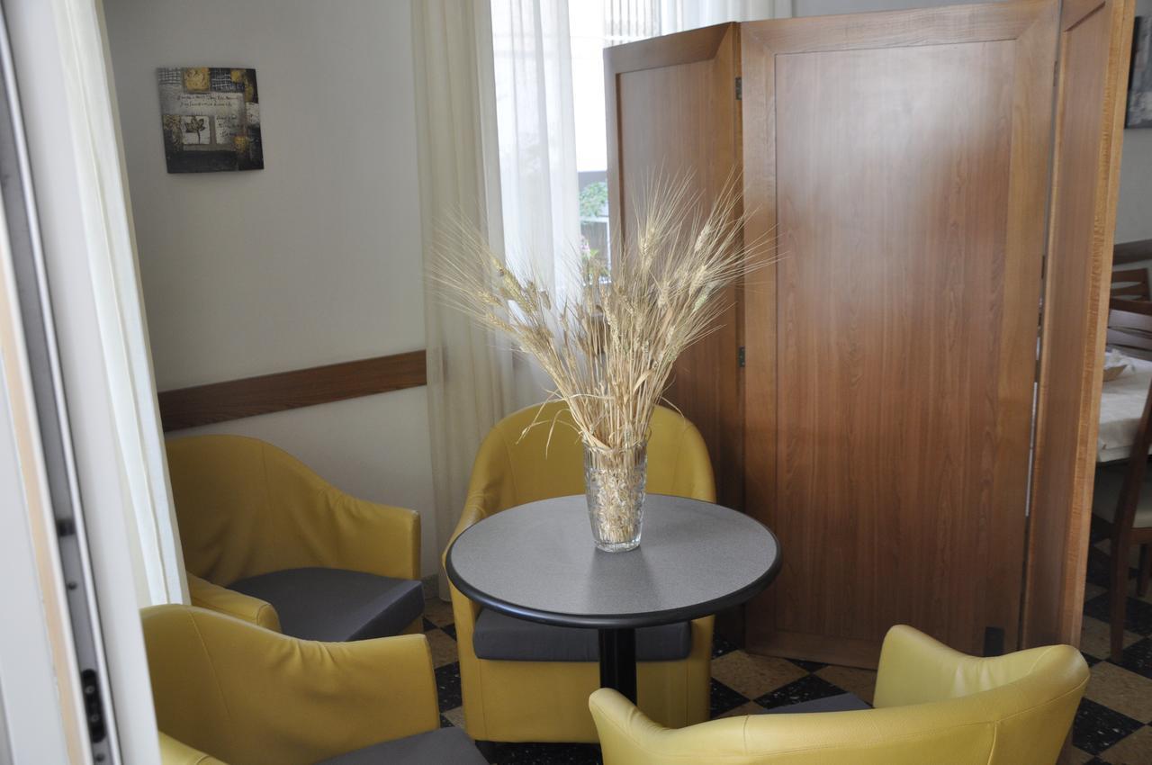 Albergo Larenzia Cattolica Bagian luar foto
