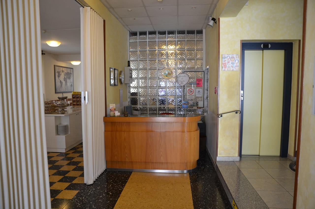 Albergo Larenzia Cattolica Bagian luar foto