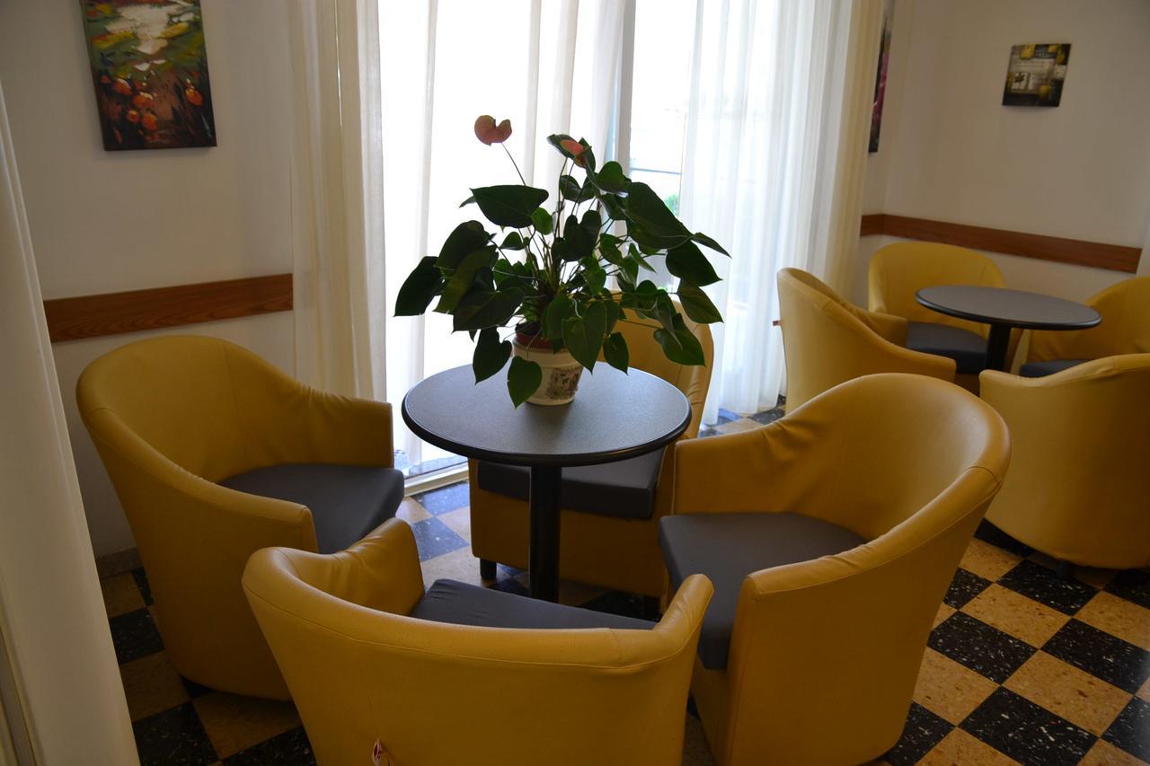 Albergo Larenzia Cattolica Bagian luar foto