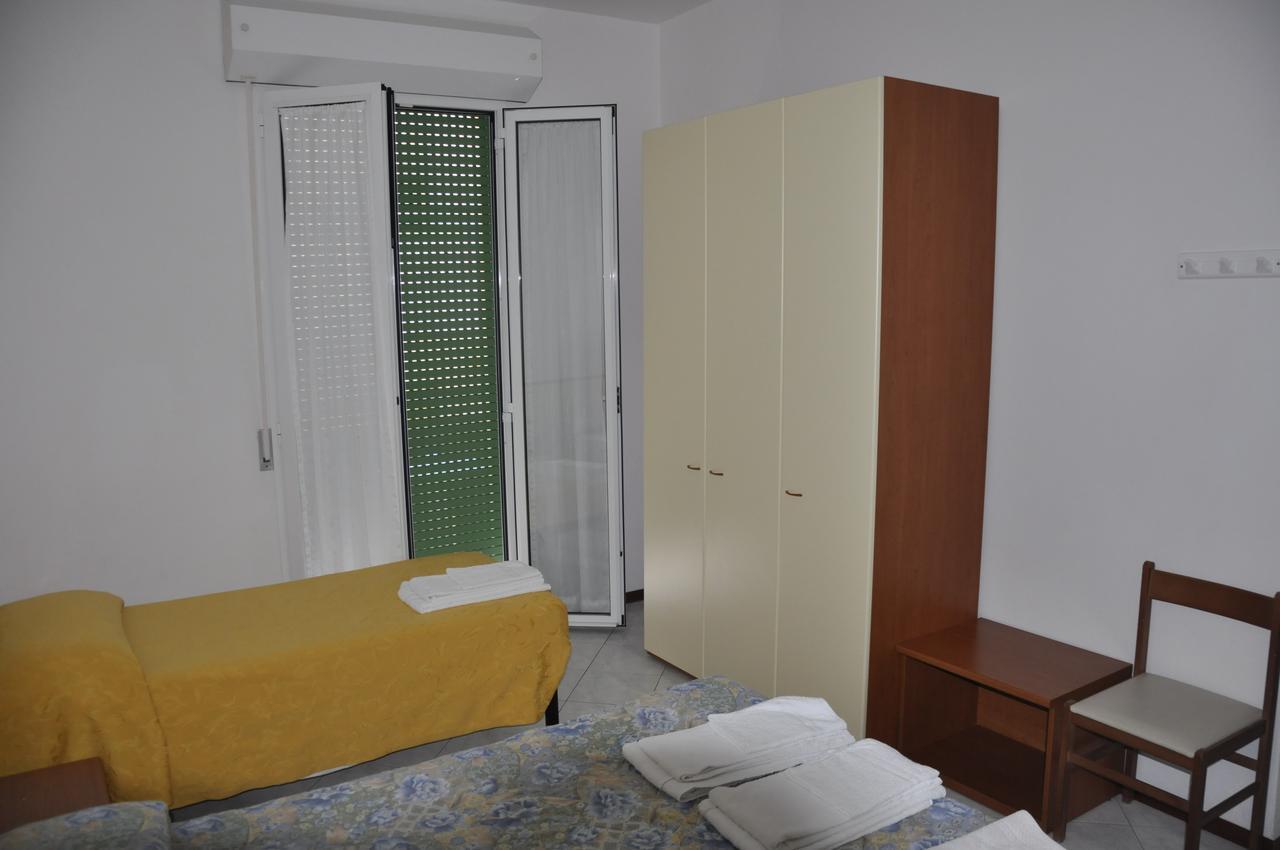 Albergo Larenzia Cattolica Bagian luar foto