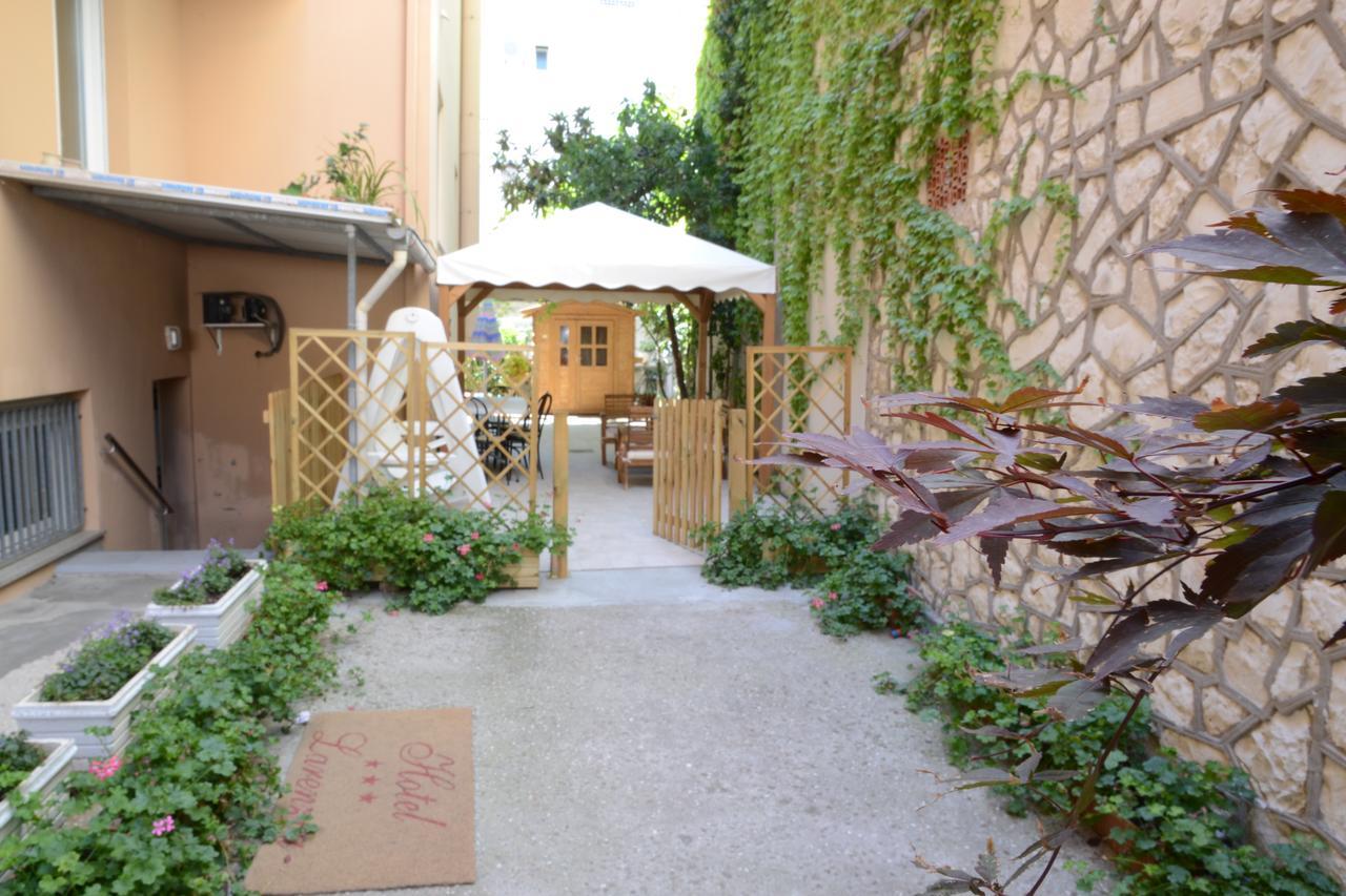 Albergo Larenzia Cattolica Bagian luar foto