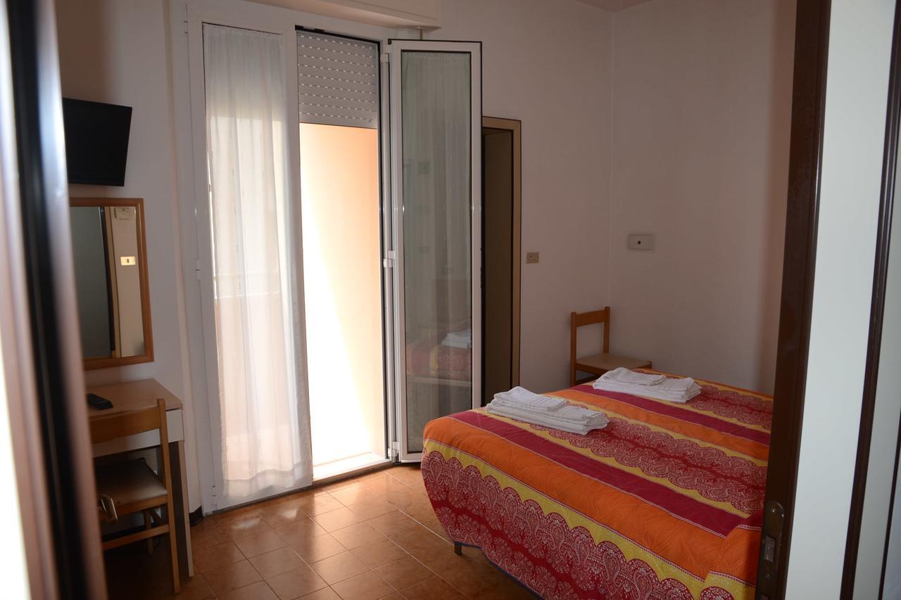 Albergo Larenzia Cattolica Bagian luar foto
