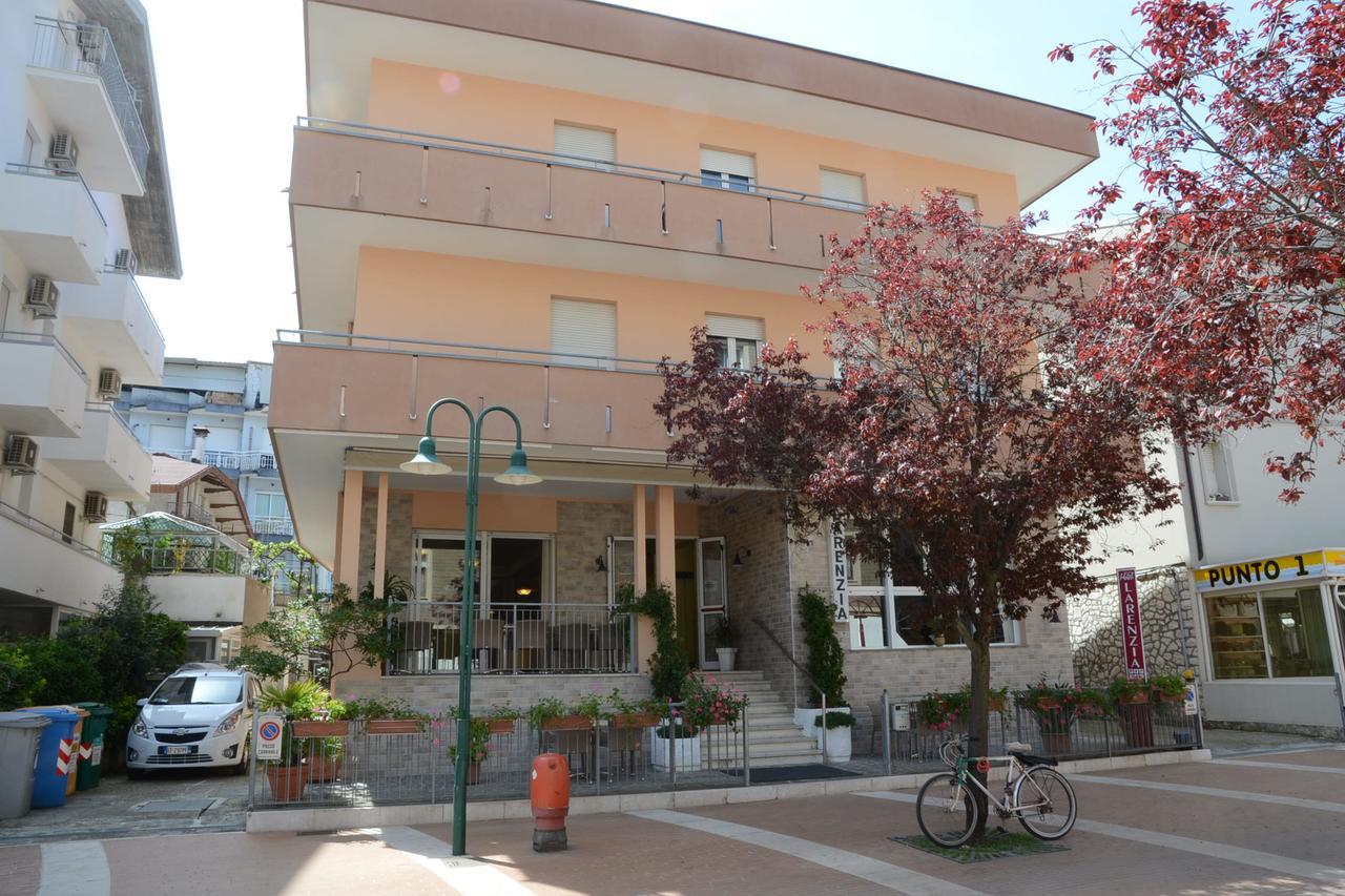 Albergo Larenzia Cattolica Bagian luar foto