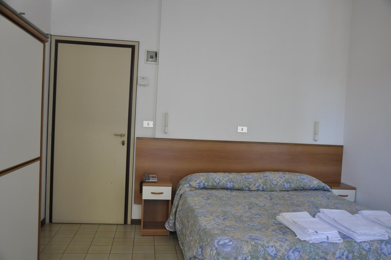 Albergo Larenzia Cattolica Bagian luar foto