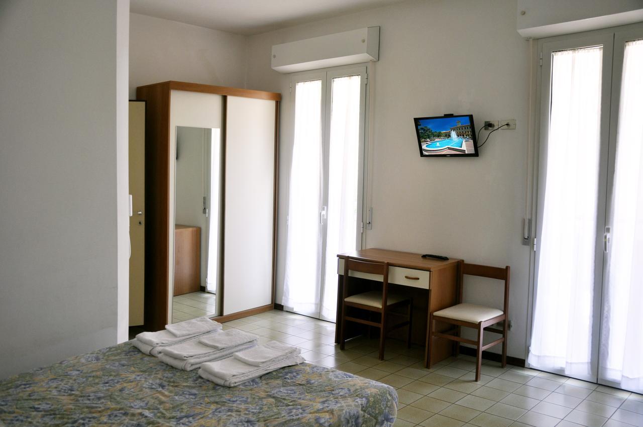 Albergo Larenzia Cattolica Bagian luar foto