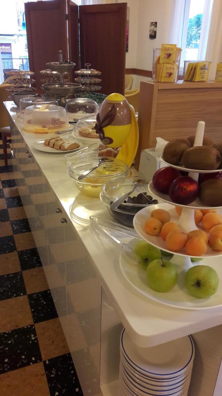 Albergo Larenzia Cattolica Bagian luar foto